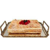 Millefeuille de merengue y chantilly sin gluten con frutos rojos