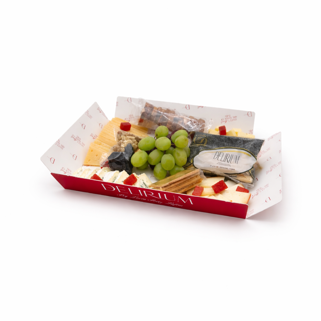 Surtido de quesos internacionales con tostas, membrillo, uvas y frutos secos.