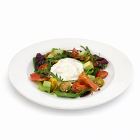 Ensalada de burrata fresca, tomates variados, albahaca, crujiente de ibérico y cracker de parmesano