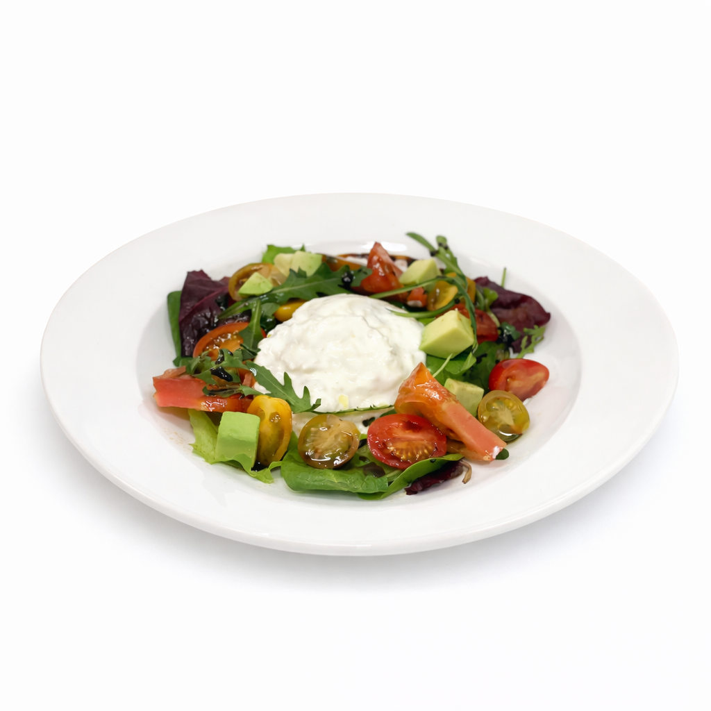 Ensalada de burrata fresca, tomates variados, albahaca, crujiente de ibérico y cracker de parmesano