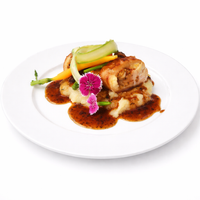 Muslo de pintada relleno de foie y pasas con demi glace trufada, y puré de patata trufado