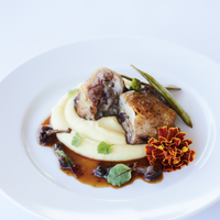 Codorniz rellena de higos, setas y piñones con salsa de foie y arroz salvaje