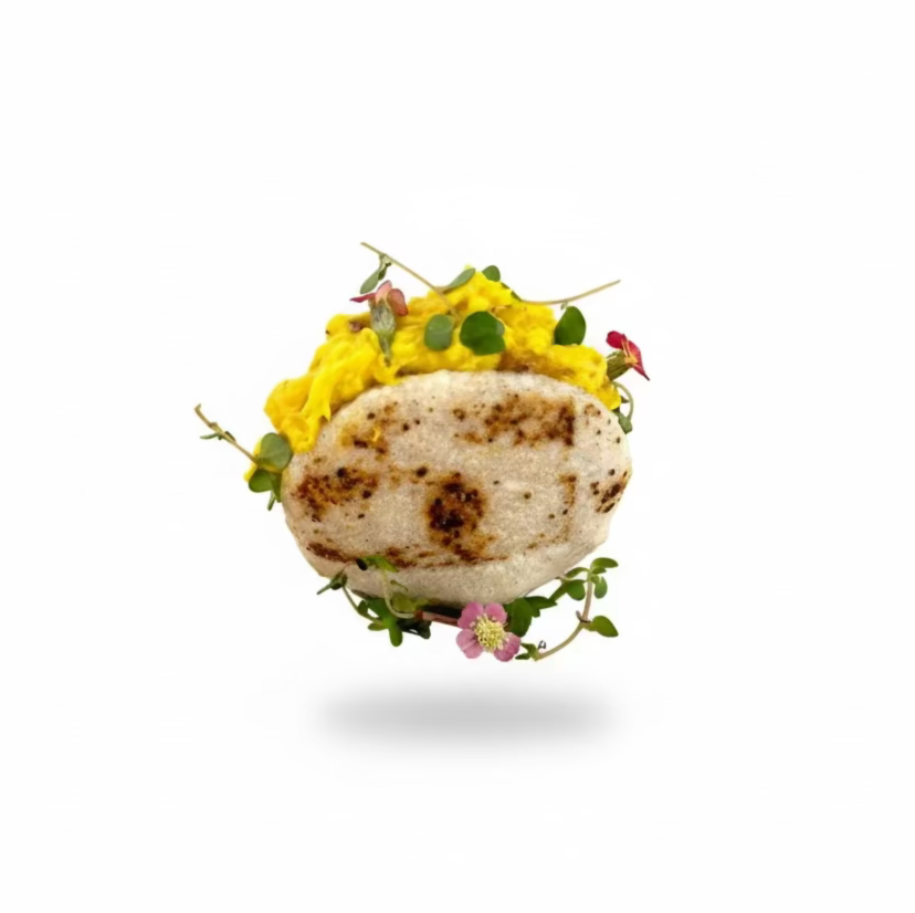Pack de 20 mini pan pitas con pollo al curry, pasas y piñones