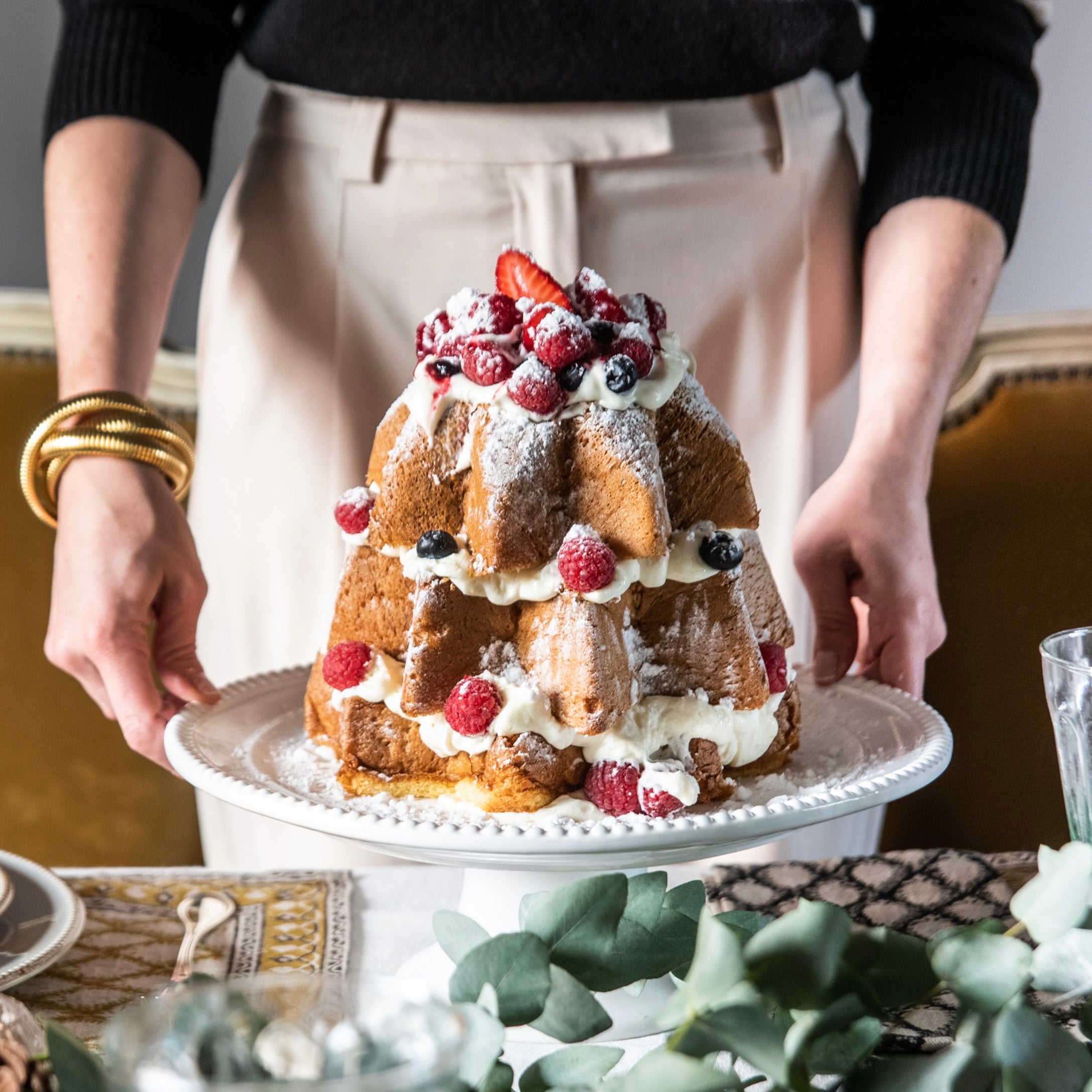 Pandoro Navideño con nata y frutos rojos