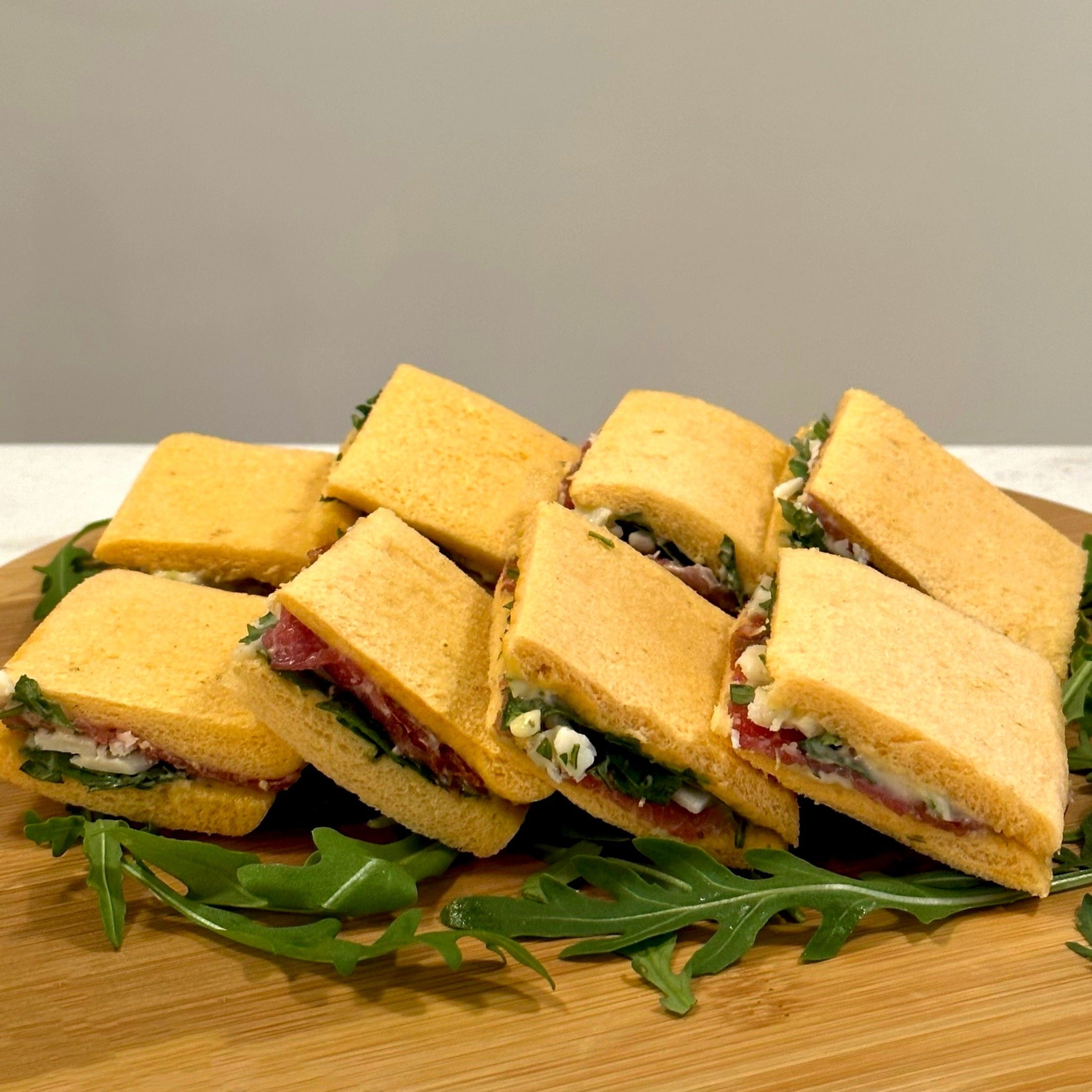 Bandeja de 8 mini sandwiches de carpaccio, rúcula y mayonesa de tomate seco