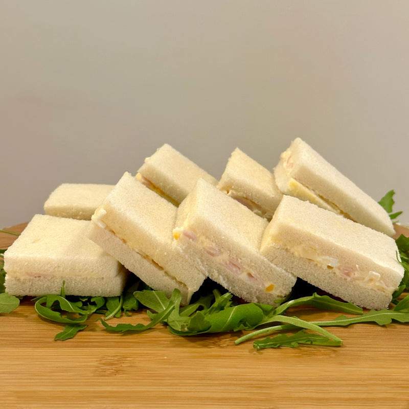 Bandeja de 8 mini sandwiches de jamón queso y huevo