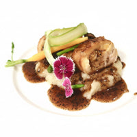 Suprema de pularda rellenas de orejones y foie, demi glace trufada y arroz salvaje