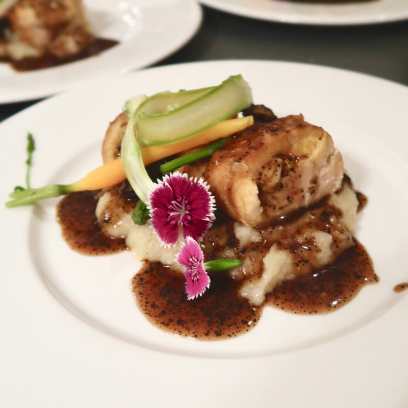 Suprema de pularda rellenas de orejones y foie con salsa perigord con arroz salvaje