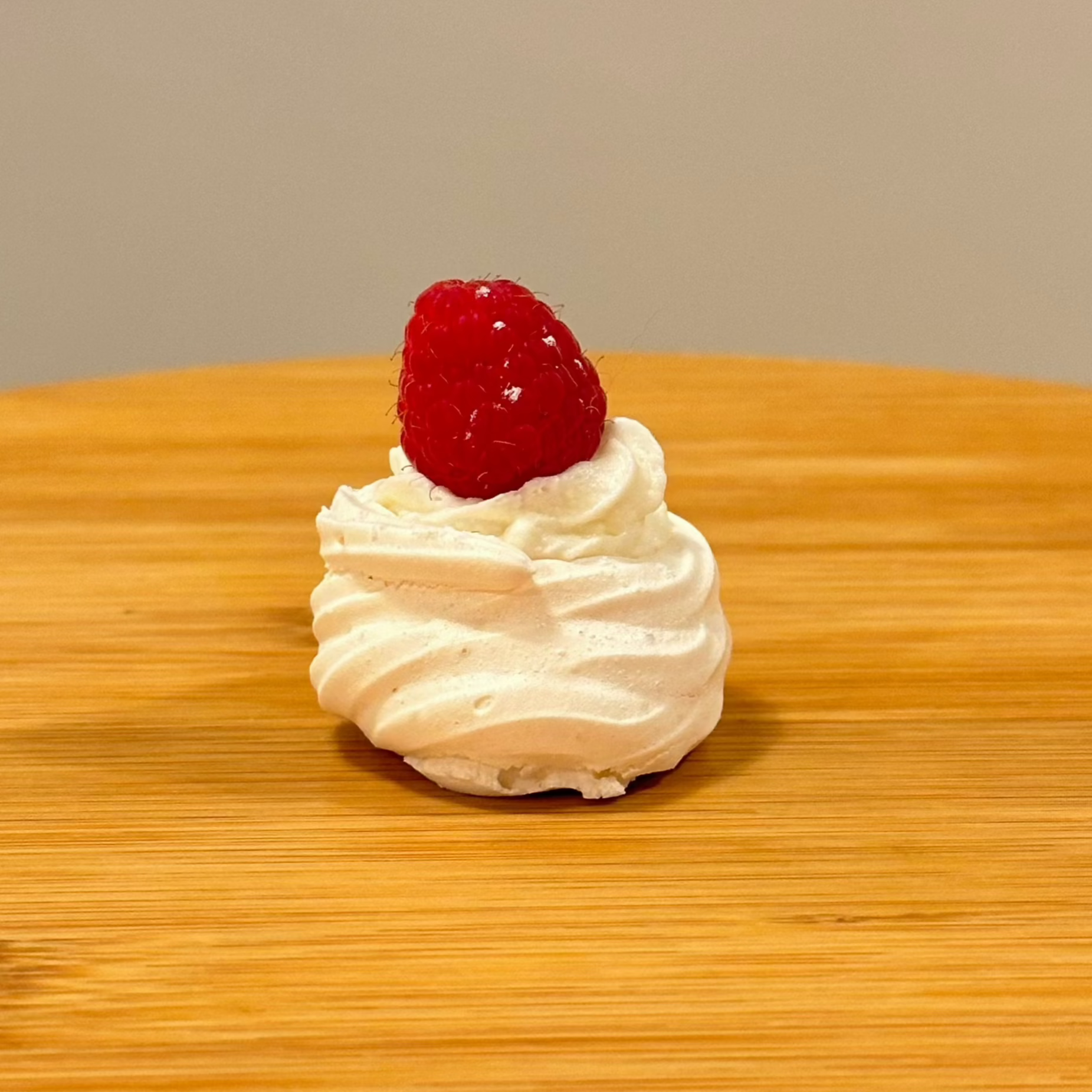 Pack de 10 mini pavlovas con coulis de frutos rojos 