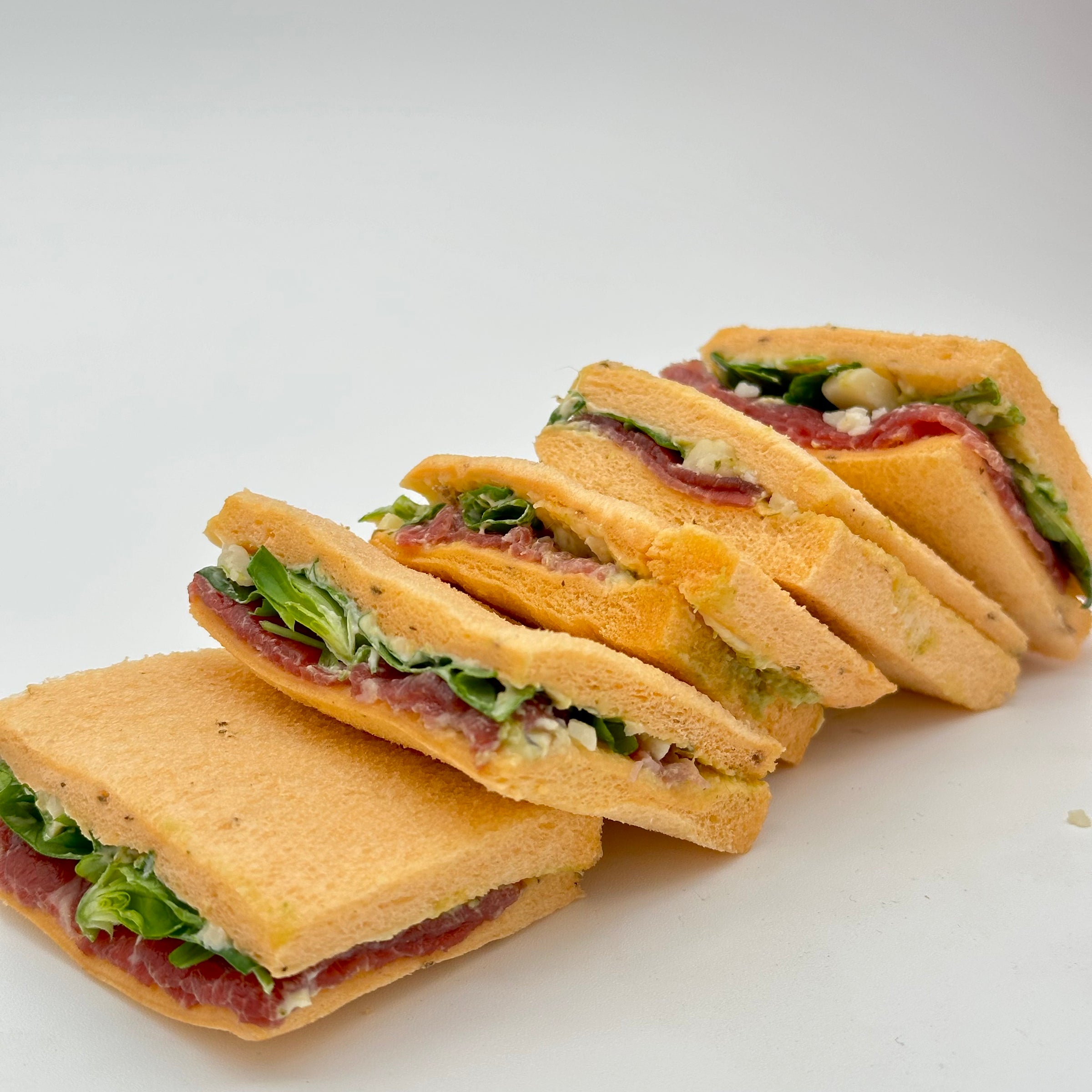 Pack de 8 mini sándwiches de carpaccio, rúcula, tomate seco y parmesano