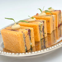 Pack de 24 mini sándwiches de carpaccio, rúcula, tomate seco y parmesano