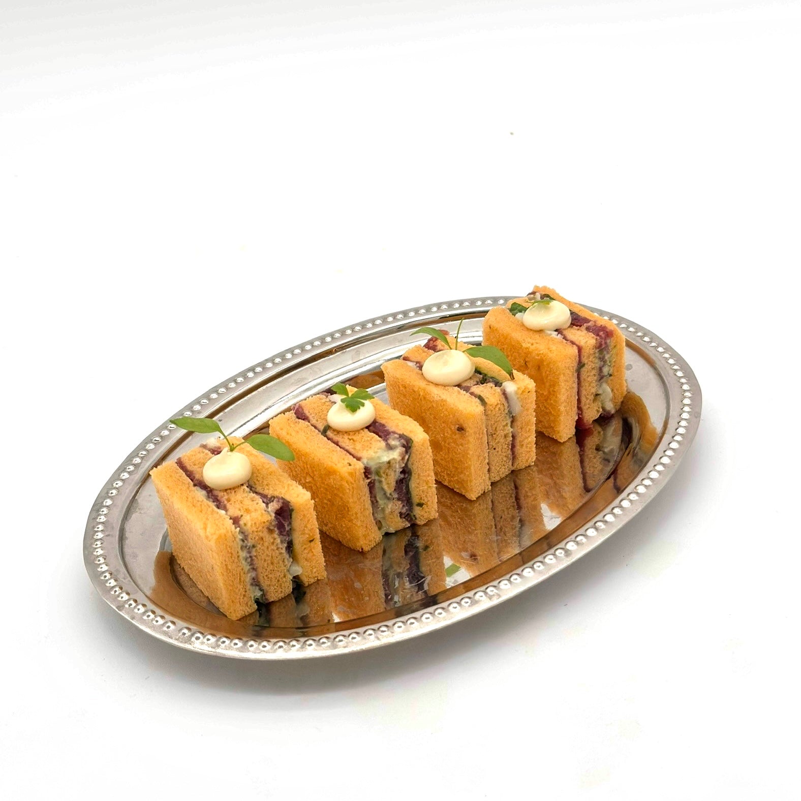 Pack de 24 mini sándwiches de carpaccio, rúcula, tomate seco y parmesano