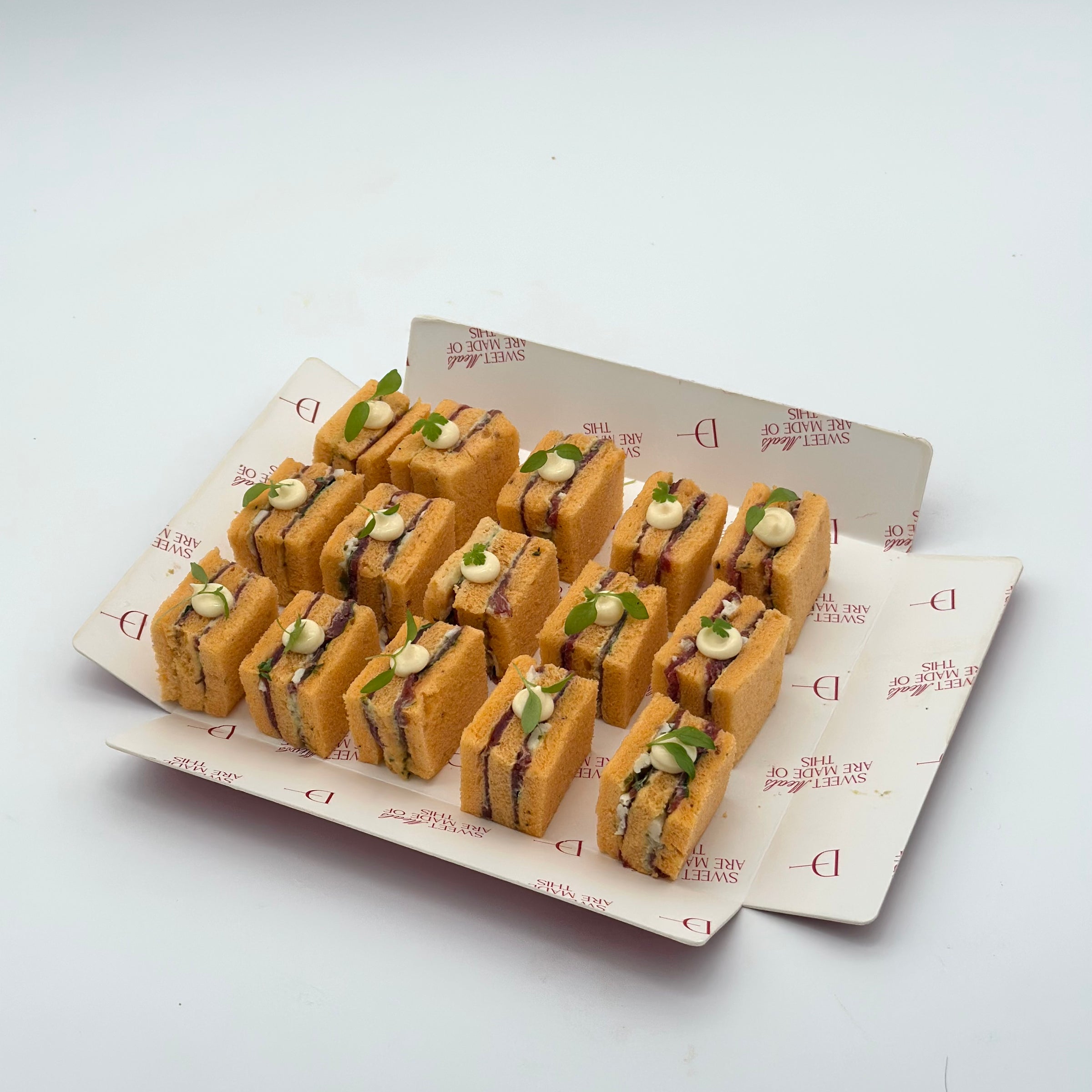 Pack de 24 mini sándwiches de carpaccio, rúcula, tomate seco y parmesano