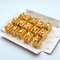 Pack de 24 mini sándwiches de carpaccio, rúcula, tomate seco y parmesano