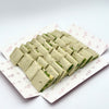 Pack de 8 mini sándwiches de pan de espinaca con aguacate, pepino, tomate seco, queso crema, pesto