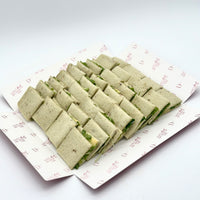 Pack de 8 mini sándwiches de pan de espinaca con aguacate, pepino, tomate seco, queso crema, pesto