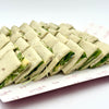 Pack de 8 mini sándwiches de pan de espinaca con aguacate, pepino, tomate seco, queso crema, pesto