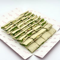 Pack de 8 mini sándwiches de pan de espinaca con aguacate, pepino, tomate seco, queso crema, pesto