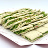 Pack de 8 mini sándwiches de pan de espinaca con aguacate, pepino, tomate seco, queso crema, pesto