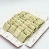 Pack de 8 mini sándwiches de pan de espinaca con aguacate, pepino, tomate seco, queso crema, pesto