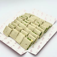 Pack de 8 mini sándwiches de pan de espinaca con aguacate, pepino, tomate seco, queso crema, pesto