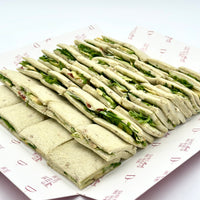 Pack de 8 mini sándwiches de pan de espinaca con aguacate, pepino, tomate seco, queso crema, pesto