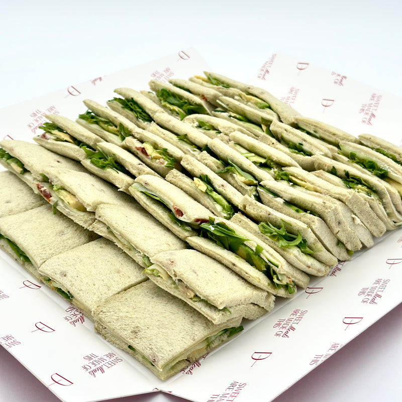 Pack de 8 mini sándwiches de pan de espinaca con aguacate, pepino, tomate seco, queso crema, pesto