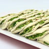 Pack de 8 mini sándwiches de pan de espinaca con aguacate, pepino, tomate seco, queso crema, pesto