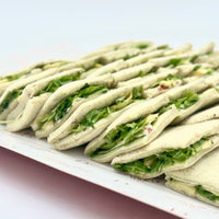 Pack de 8 mini sándwiches de pan de espinaca con aguacate, pepino, tomate seco, queso crema, pesto