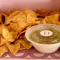 Totopos caseros con guacamole y pico de gallo