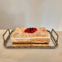 Millefeuille de merengue y chantilly sin gluten con frutos rojos