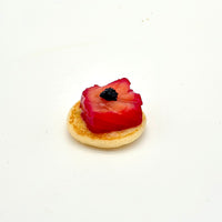 Pack de mini 15 blinis con taco de salmón macerado en remolacha, salsa de eneldo y trufa