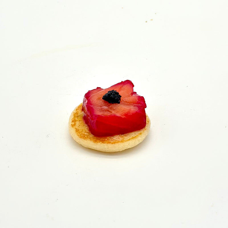 Pack de mini 15 blinis con taco de salmón macerado en remolacha, salsa de eneldo y trufa