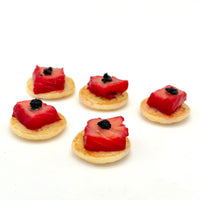 Pack de mini 15 blinis con taco de salmón macerado en remolacha, salsa de eneldo y trufa
