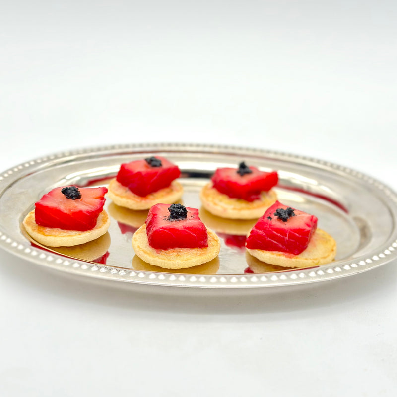 Pack de mini 15 blinis con taco de salmón macerado en remolacha, salsa de eneldo y trufa