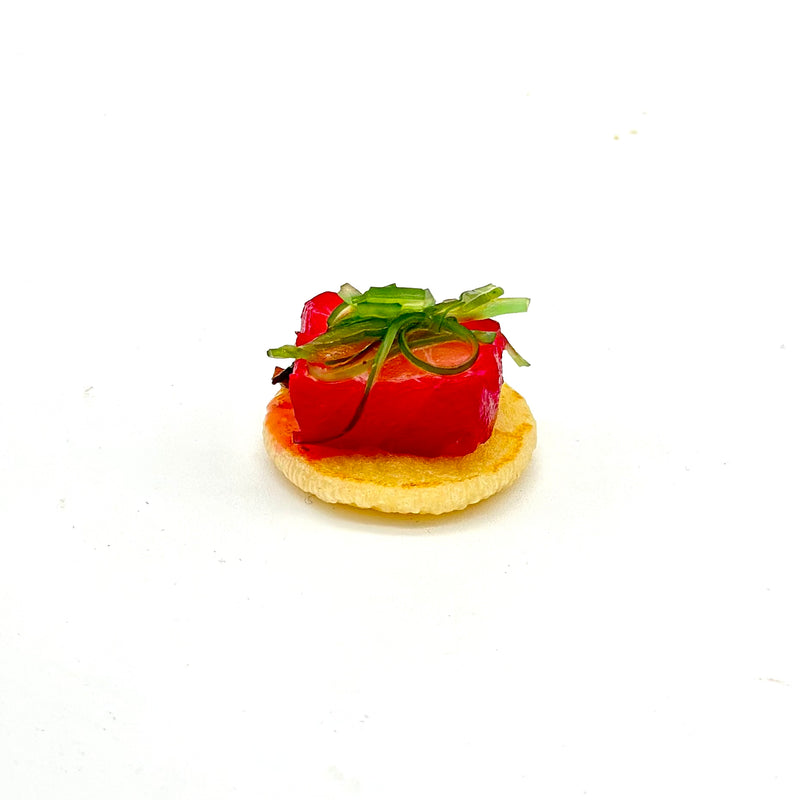 Pack de mini 15 blinis con taco de salmón macerado en remolacha, salsa de eneldo y algas wakame