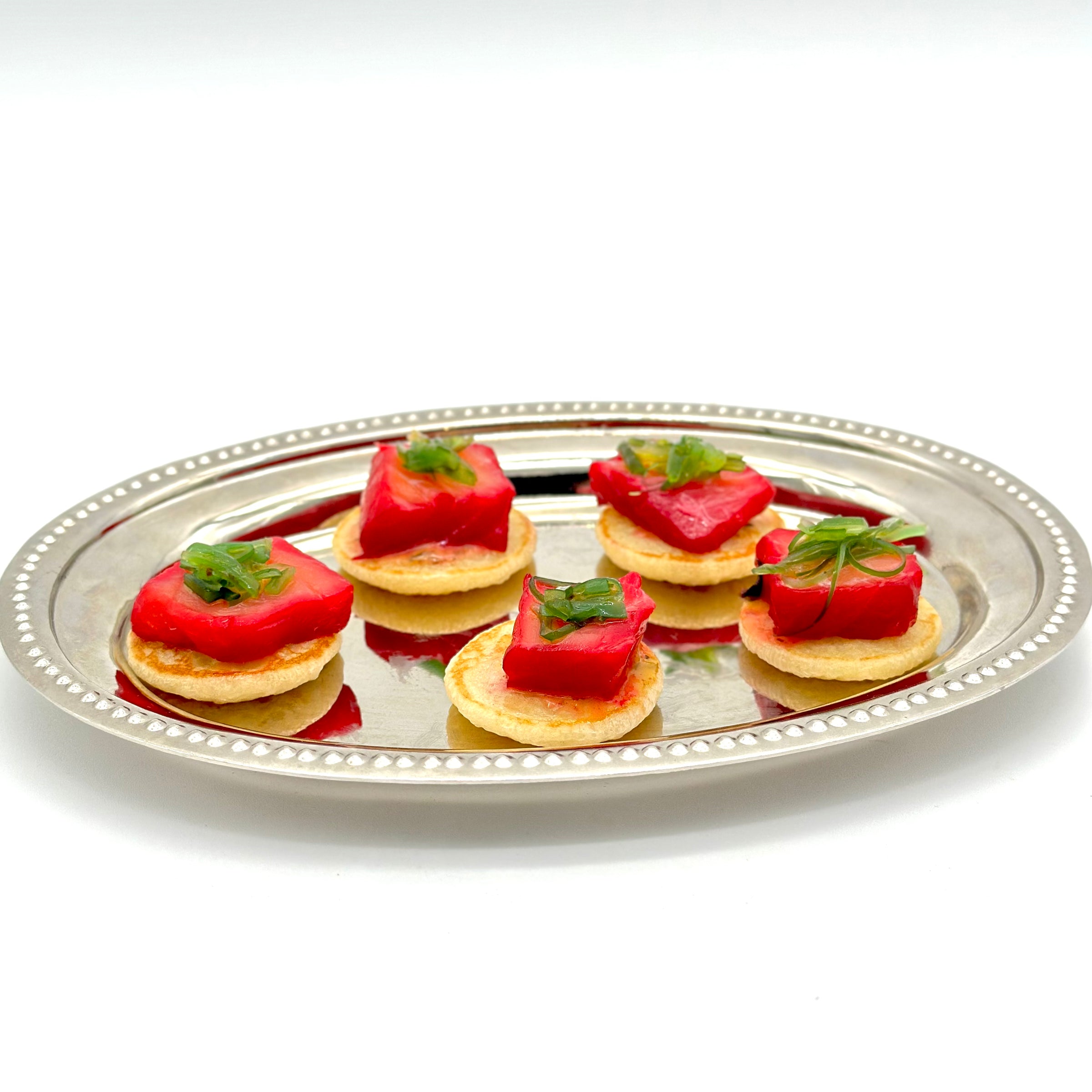 Pack de mini 15 blinis con taco de salmón macerado en remolacha, salsa de eneldo y algas wakame