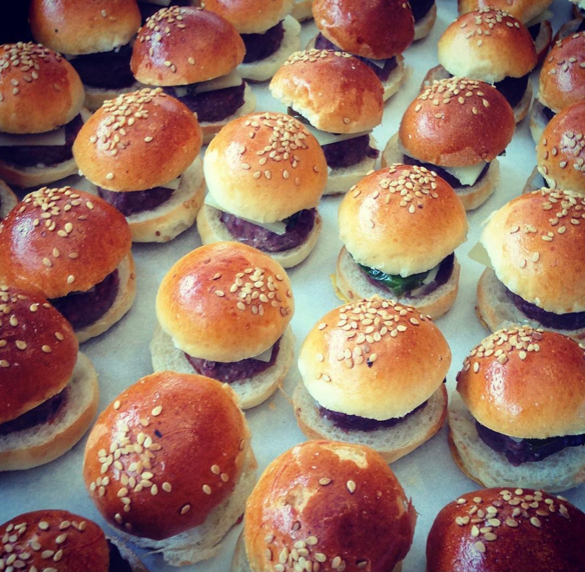 Mini hamburguesita de brisket con cebolla caramelizada y queso gouda