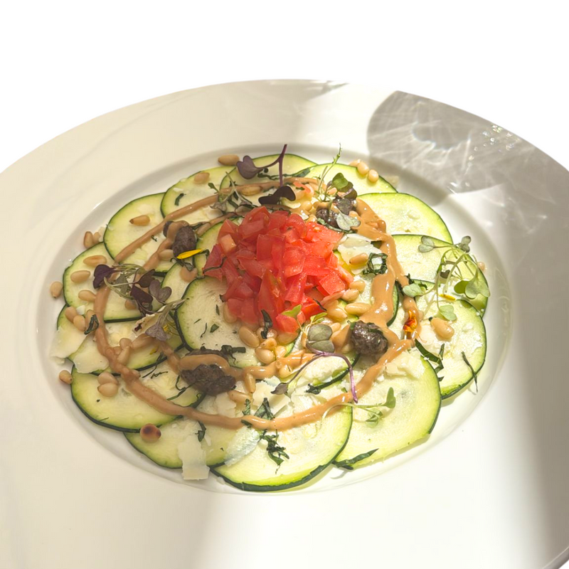 Carpaccio de calabacín, peccorino , tartar de tomate, albahaca y piñones