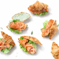 Pack de 8 mini croissants rellenos de queso crema, salmón ahumado, salsa de eneldo y lechuga