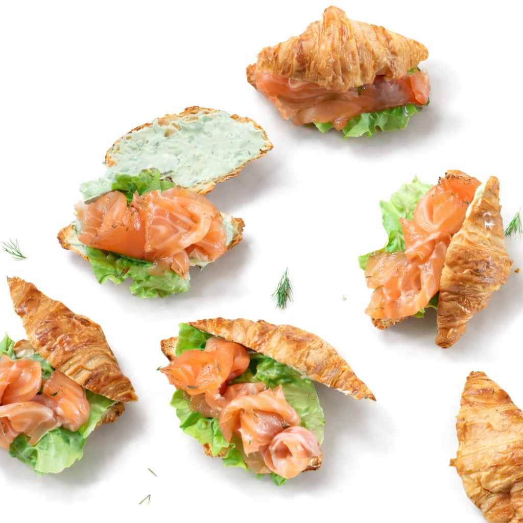 Pack de 8 mini croissants rellenos de queso crema, salmón ahumado, salsa de eneldo y lechuga