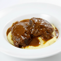 Carrilleras ibéricas al oporto con puré de patata trufado