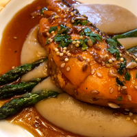 Salmón al horno con salsa de jengibre, soja y miel con puré de patata trufado