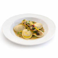 Ravioli relleno de foie con salsa de colmenillas