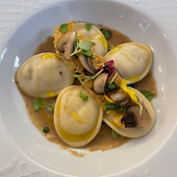 Ravioli relleno de foie con salsa de colmenillas
