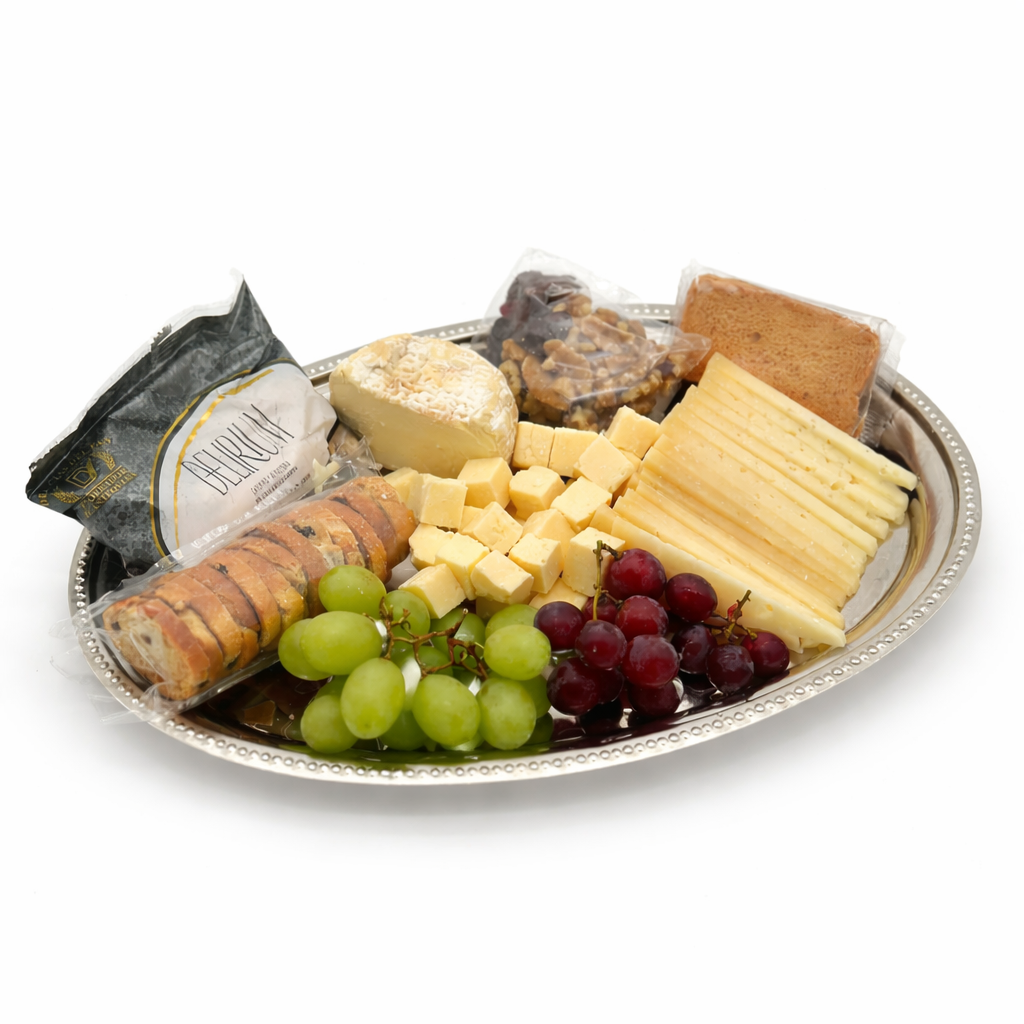 Surtido de quesos internacionales con tostas, membrillo, uvas y frutos secos.