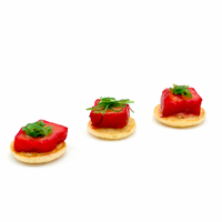 Pack de mini 15 blinis con taco de salmón macerado en remolacha, salsa de eneldo y algas wakame