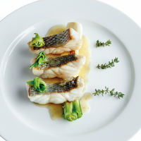 Lubina en salsa meunière con pimientos del piquillo confitados