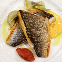 Dorada a la plancha con salsa de azafrán y patatas baby
