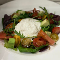 Ensalada de burrata fresca, tomates variados, albahaca, crujiente de ibérico y cracker de parmesano